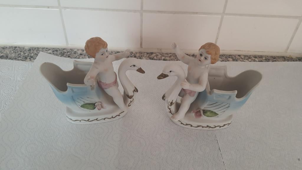 2 Biscuit Porseleinen Engelen op Zwaan - Decoratief, Ophalen of Verzenden