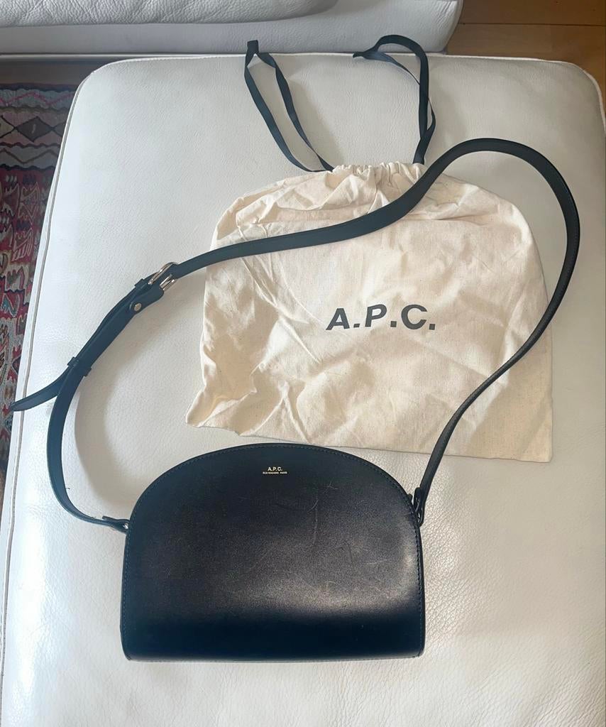 Zwarte Lederen A.P.C. Schoudertas met goudkleurige rits, Ophalen of Verzenden, Zo goed als nieuw, Zwart, Schoudertasje