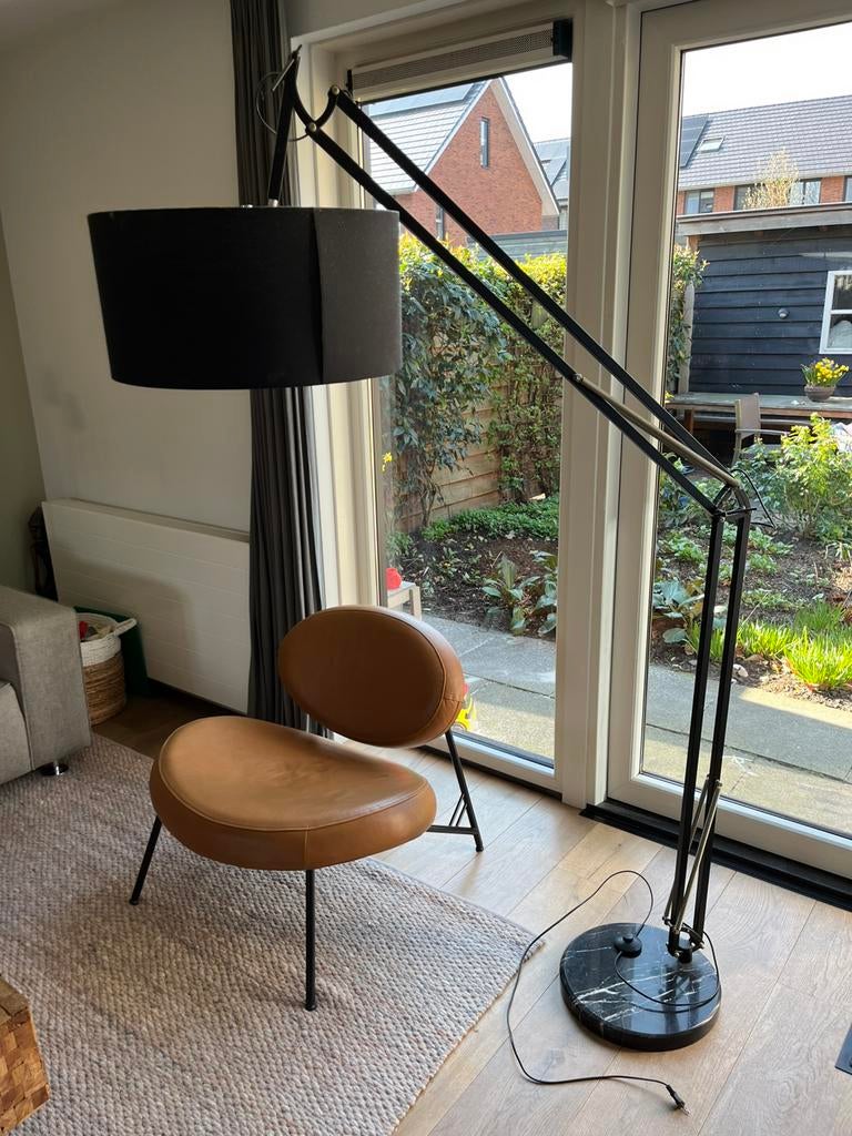 Vloerlamp metaal met zwarte kap, Huis en Inrichting, Lampen | Vloerlampen, Ophalen, Gebruikt, Metaal, Modern