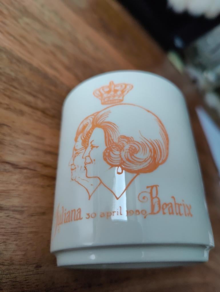 Beker Troonswisseling 1980 Juliana Beatrix - Verzamelobject, Verzamelen, Koninklijk Huis en Royalty, Ophalen of Verzenden, Gebruikt
