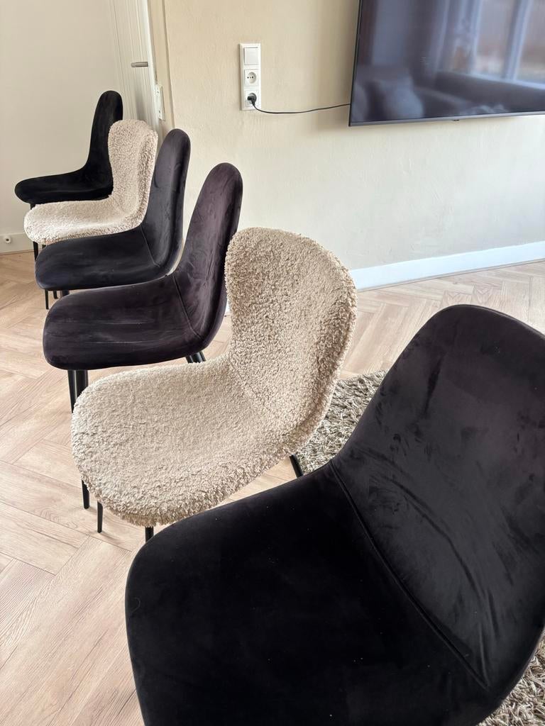 6 stoelen: 4 zwarte suède, 2 beige teddy, Gebruikt, Zwart, Ophalen of Verzenden, Stof