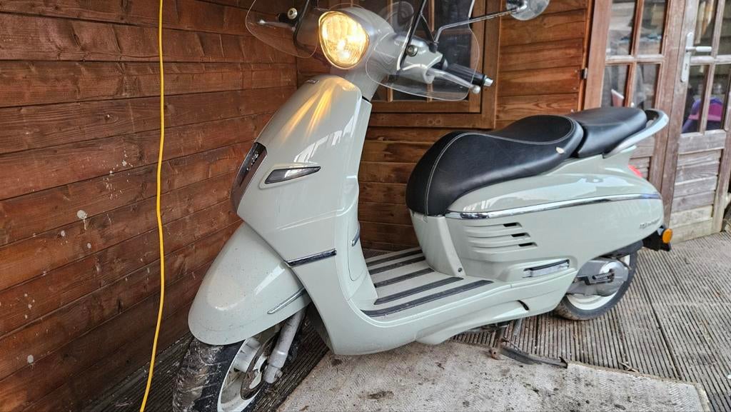 Peugeot Django 4452 KM! BJ 2016 600 euro, Fietsen en Brommers, Scooters | Peugeot, Ophalen, Zo goed als nieuw, Benzine, Overige modellen