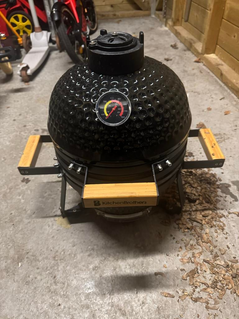 KitchenBrothers Kamado BBQ 13 Inch, Tuin en Terras, Houtskoolbarbecues, Ophalen, Gebruikt, Met accessoires