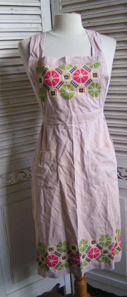 handgeborduurd schort nr WW 799, Verzenden