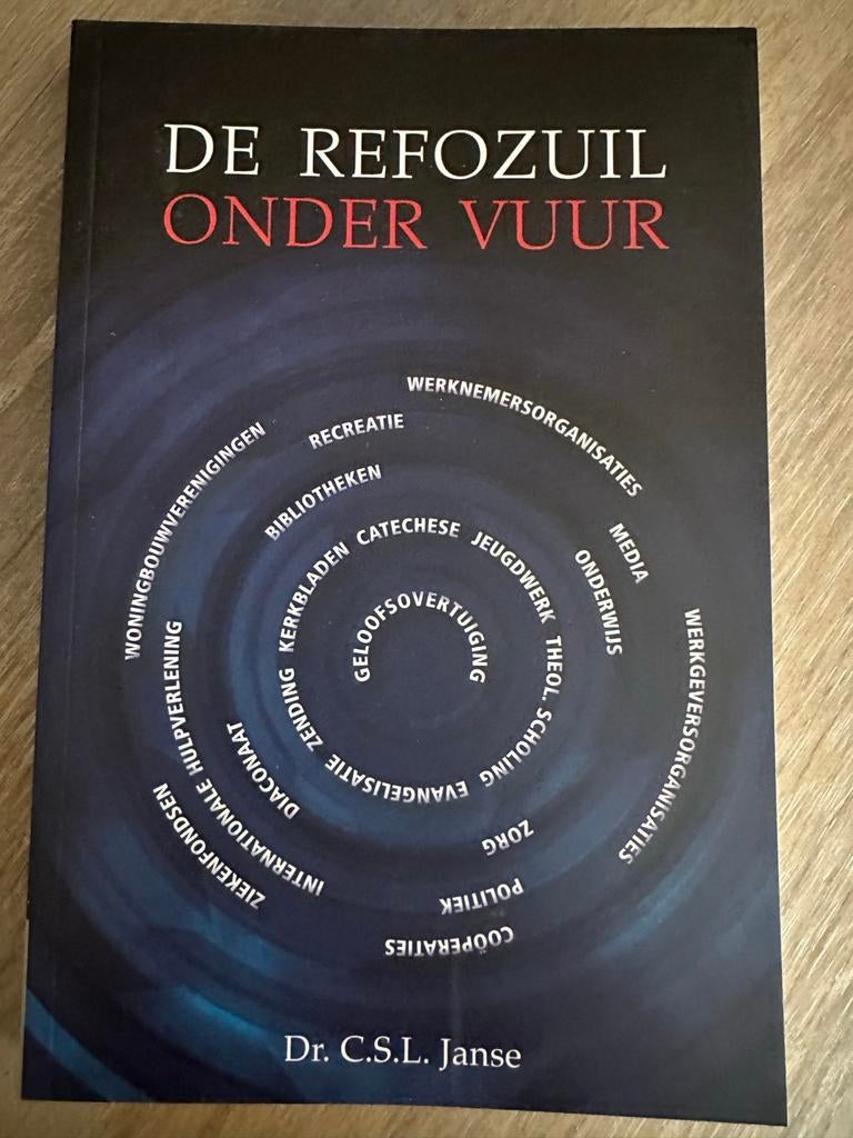 De Refozuil Onder Vuur - C.S.L. Janse, Ophalen of Verzenden, Zo goed als nieuw, Overige onderwerpen, Achtergrond en Informatie