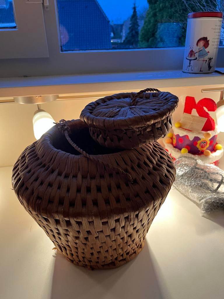 Handgemaakte rieten manden - diverse maten, Huis en Inrichting, Woonaccessoires | Schalen en Manden, Gebruikt, Mand, Ophalen of Verzenden