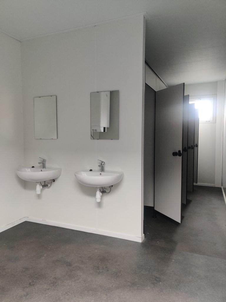 Sanitair unit - 2 wc - 2 douches - 2 wasbakken - 6x3meter, Zakelijke goederen, Machines en Bouw | Keten en Containers, Ophalen of Verzenden
