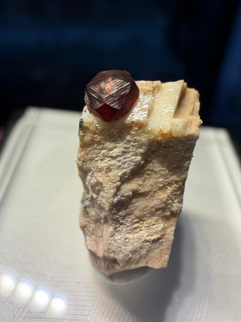 Garnet op feldspar specimen, Ophalen of Verzenden