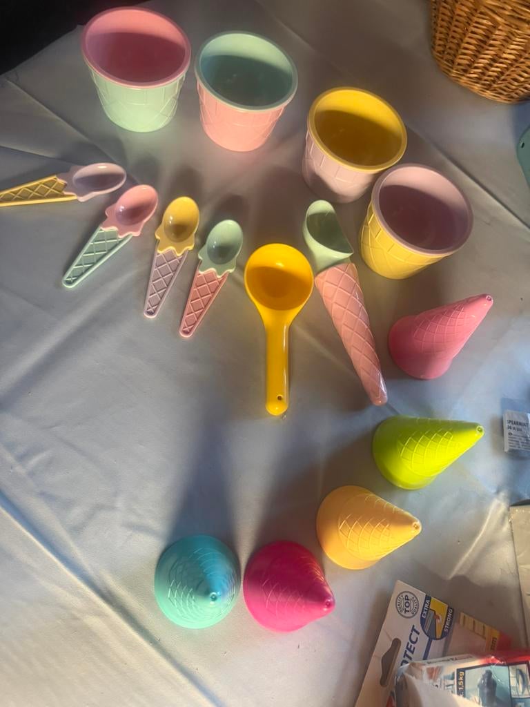 Ijs bakjes hoorntjes lepeltjes toebehoren voor een gezellig., Ophalen, Zo goed als nieuw