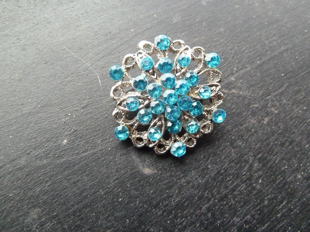 oude broche met blauwe strass steentjes, Ophalen of Verzenden, Dames