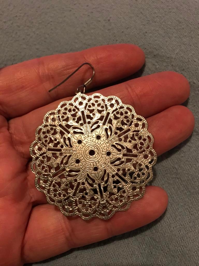 Grote mandala oorbellen hangers zilver bewerkt, Overige materialen, Hangers, Verzenden, Zo goed als nieuw