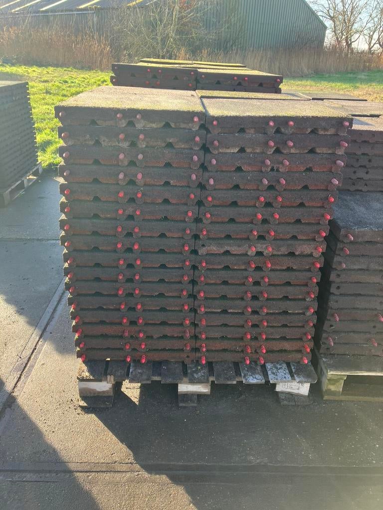 40 vochtdoorlatende rubberen tegels 50x50x6,5cm, Q, Info@handelsondernemingkok.nl, Q