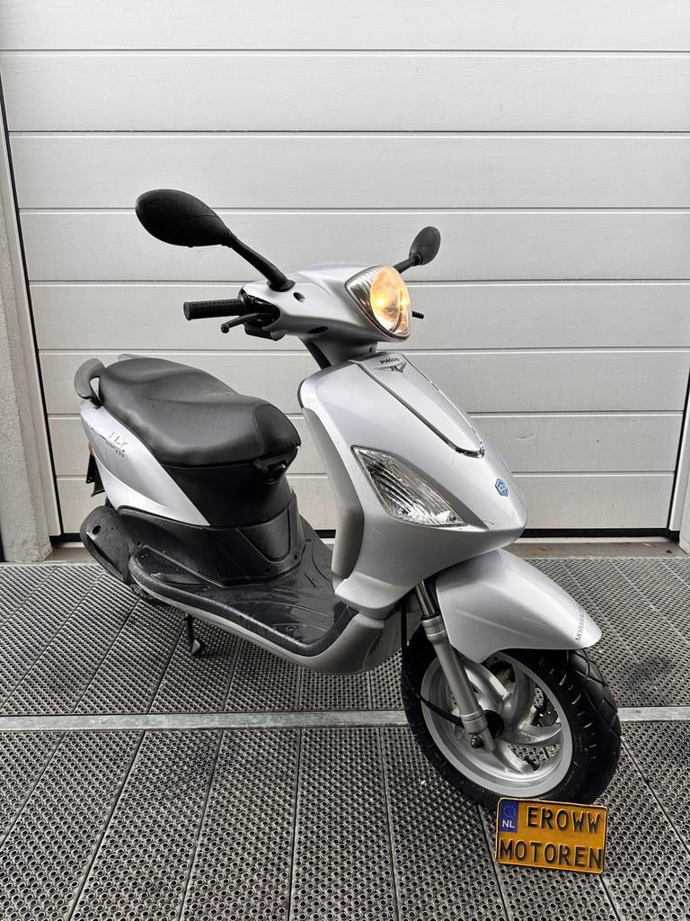 Piaggio Fly 125cc 4T NIEUWSTAAT 172cc 180cc 200cc gilera, Fietsen en Brommers, Scooters | Piaggio, Ophalen of Verzenden, Zo goed als nieuw