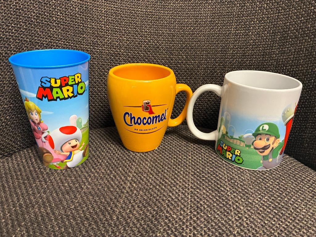 3 bekers / mokken mario chocomel, Huis en Inrichting, Ophalen, Gebruikt, Overige stijlen, Kop(pen) en/of Schotel(s)