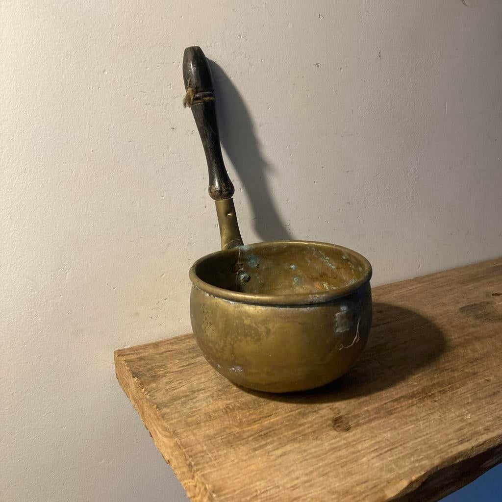 Antieke koperen soeplepel met houten handvat, Ophalen of Verzenden