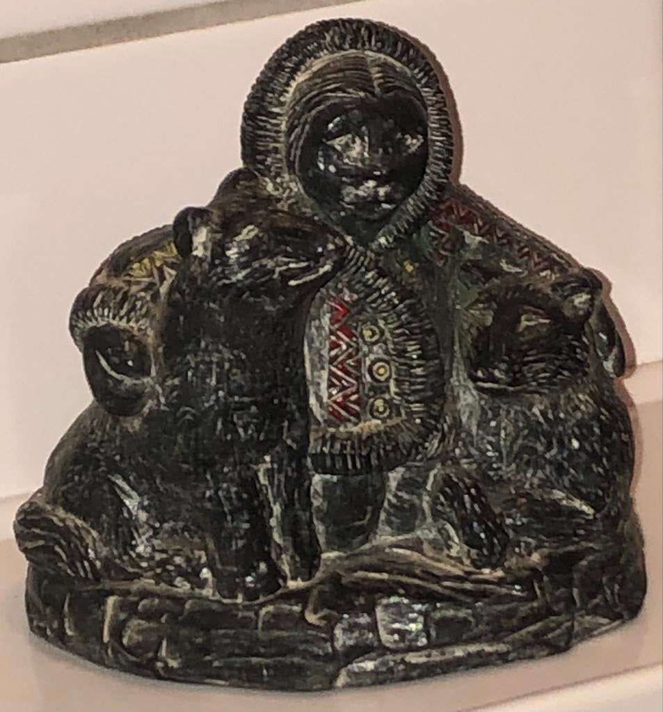 Beeldje Inuit met 2 honden A Wolf Original Canada, Verzamelen, Beelden en Beeldjes, Ophalen of Verzenden, Zo goed als nieuw, Mens