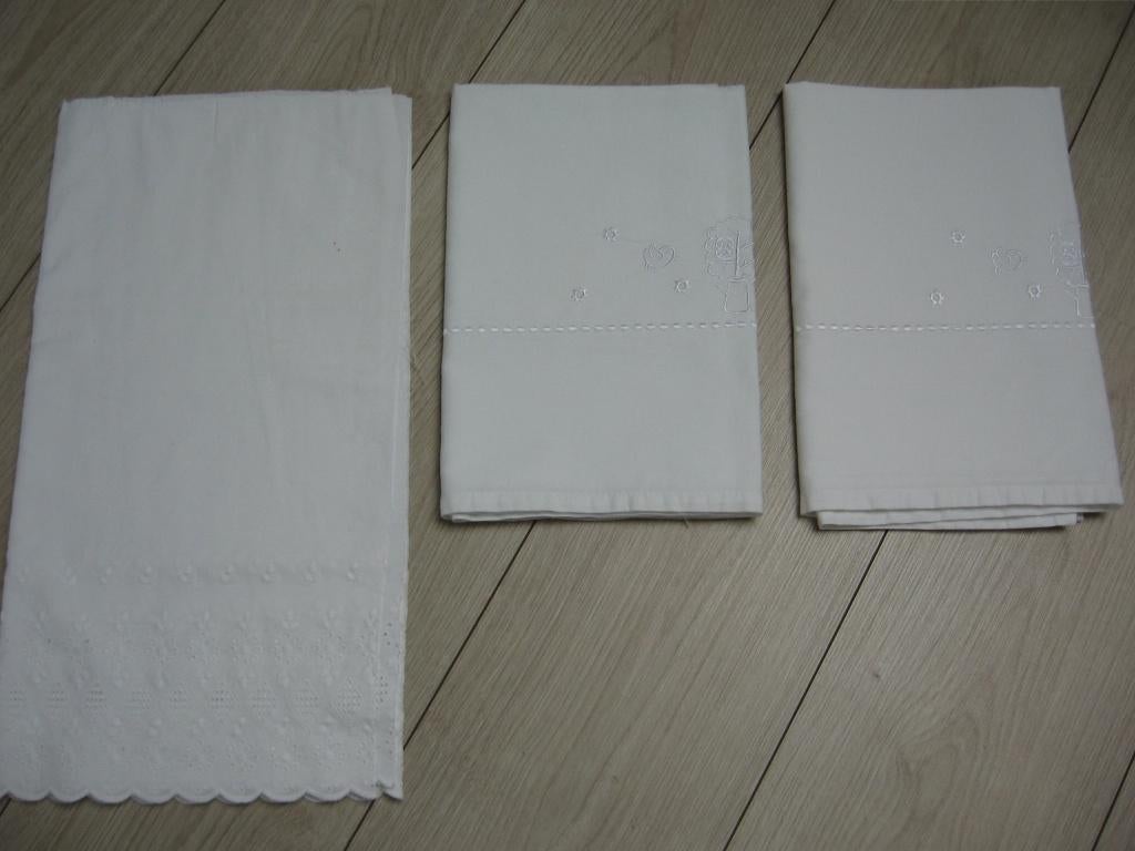 2 Witte baby lakentjes geborduurd + ajour gordijn €7.50, Ophalen of Verzenden, Zo goed als nieuw, Minder dan 140 cm, 100 cm of meer