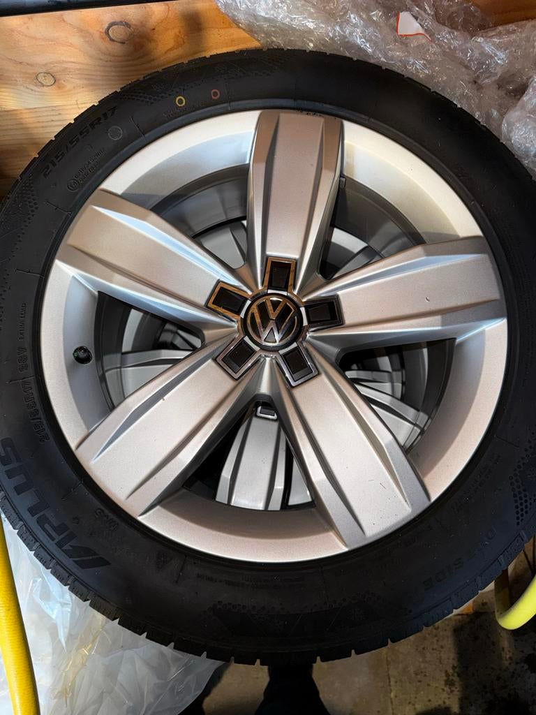 Originele VW Passat B8 velgen met winterbanden 17 inch, Ophalen, Banden en Velgen, 17 inch, Winterbanden
