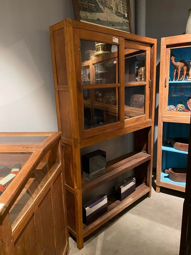 Antieke teakhouten vitrinekast met stelling onder, Ophalen of Verzenden, Zo goed als nieuw, Hout
