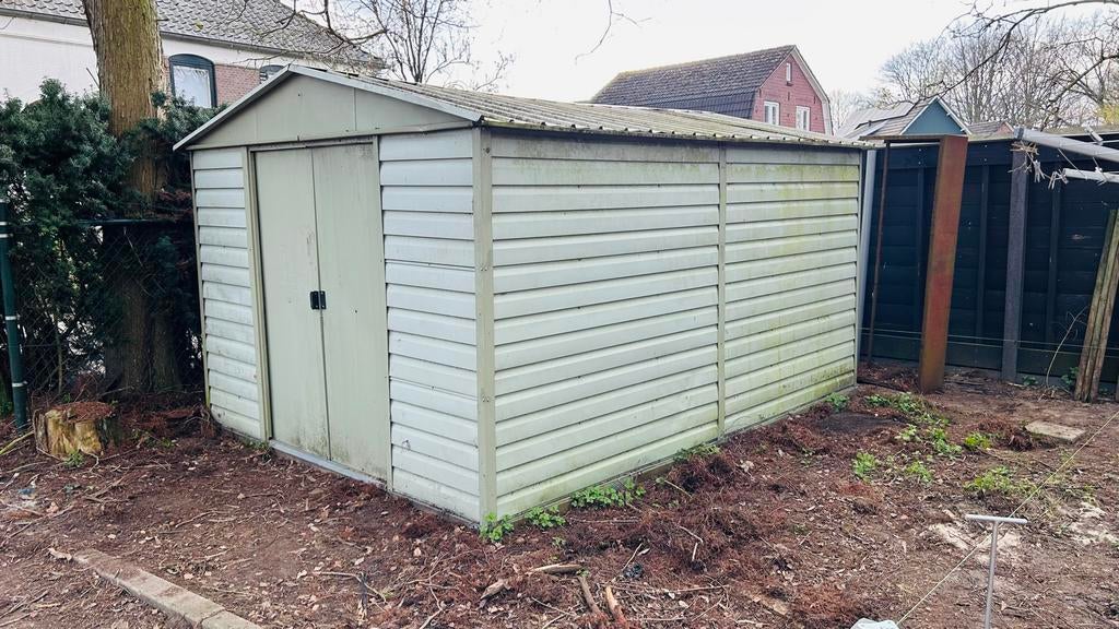 Schuurtje met stelling, Tuin en Terras, Tuinhuizen, Gebruikt, Schuur, Metaal, 250 tot 500 cm, 200 tot 400 cm, Zonder ramen, Ophalen