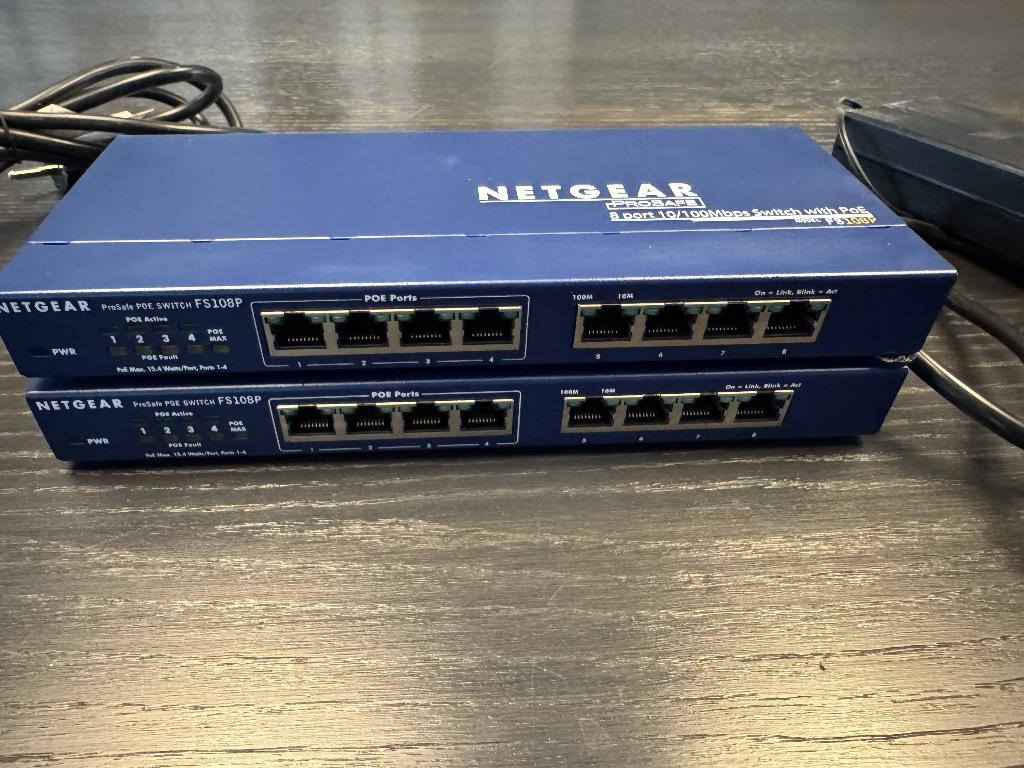 Netgear 8 port POE switch 2x, Computers en Software, Netwerk switches, Ophalen, Zo goed als nieuw
