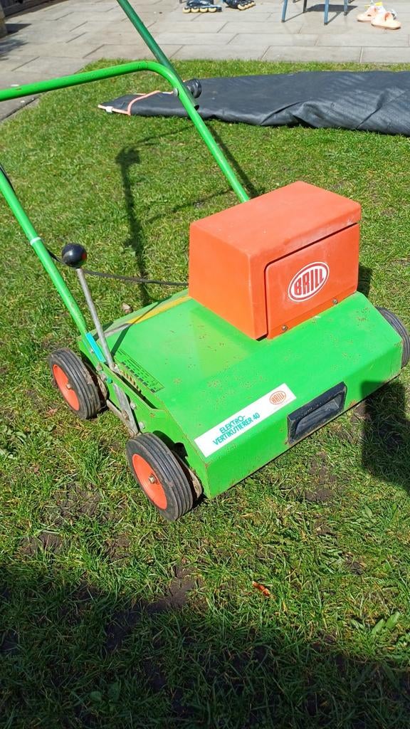 Te Huur! Elektrische verticuteermachine. 40 cm werkbreedte, Ophalen, Gebruikt, Elektrisch, Brill