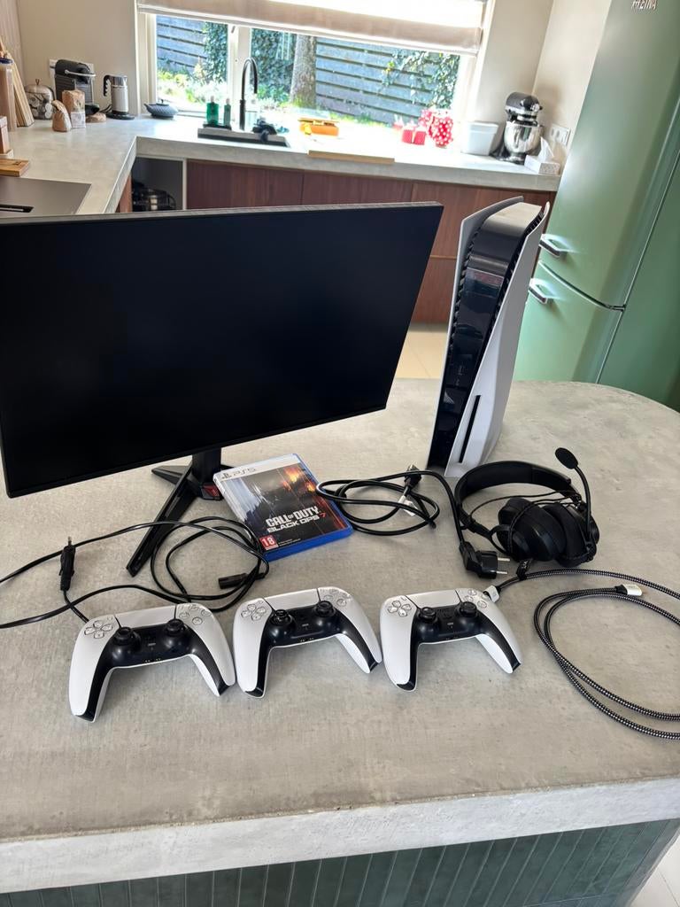 PS5 Disc edition  met monitor+ 3 controller en BO7, Ophalen of Verzenden, Zo goed als nieuw, Playstation 5