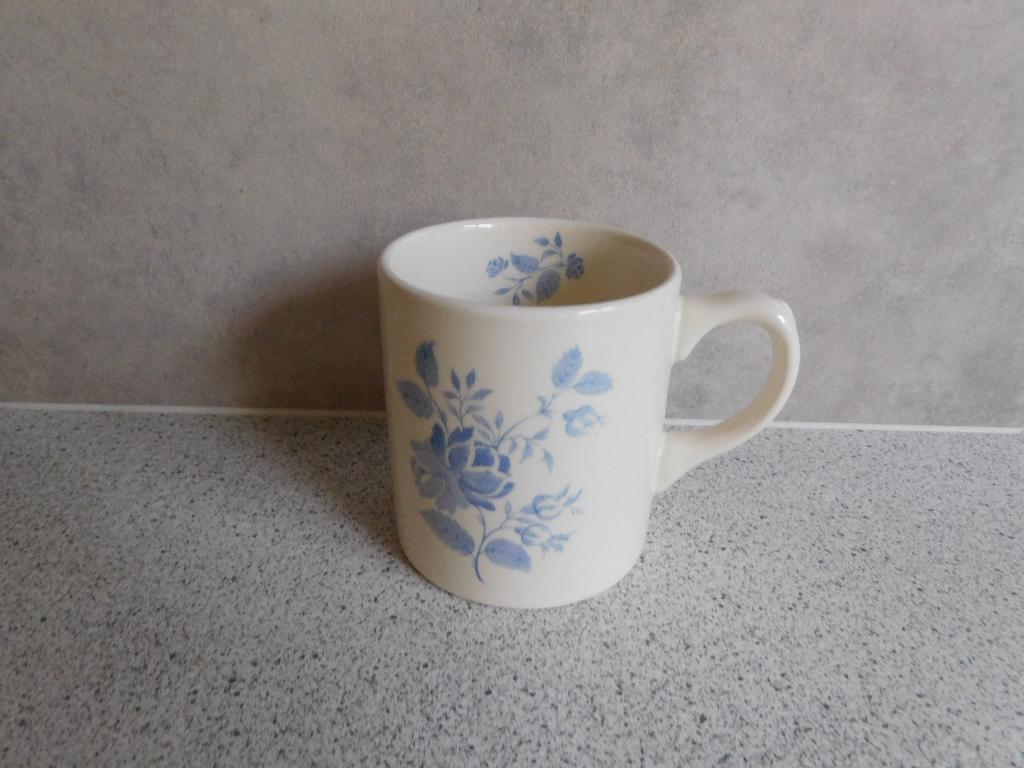 Mok Fleurs des Bleues Royal Boch, Ophalen of Verzenden, Zo goed als nieuw, Overige stijlen, Kop(pen) en/of Schotel(s)