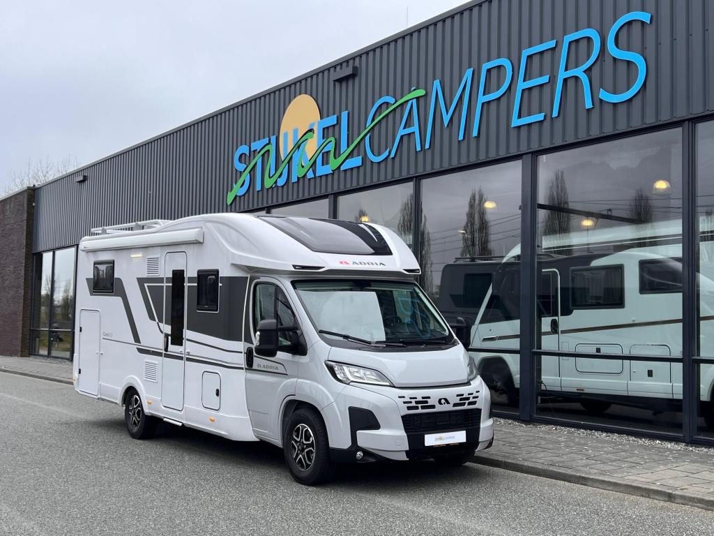 Adria Coral 670 DL 180PK AUT/NAVI/CAMERA, Caravans en Kamperen, Campers, Automaat, Ringverwarming, Fiat, Bedrijf