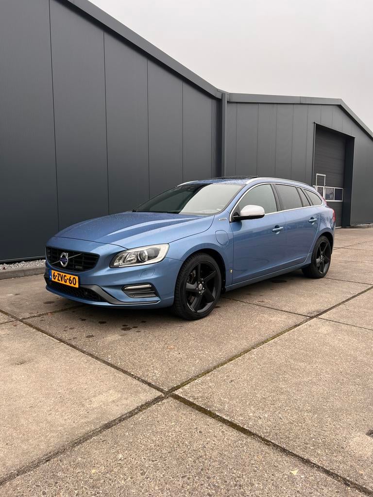 Volvo V60 D6 215pk Plug-in Hybrid 2015 Blauw R-Design, Auto's, Automaat, 1800 kg, Zwart, Blauw
