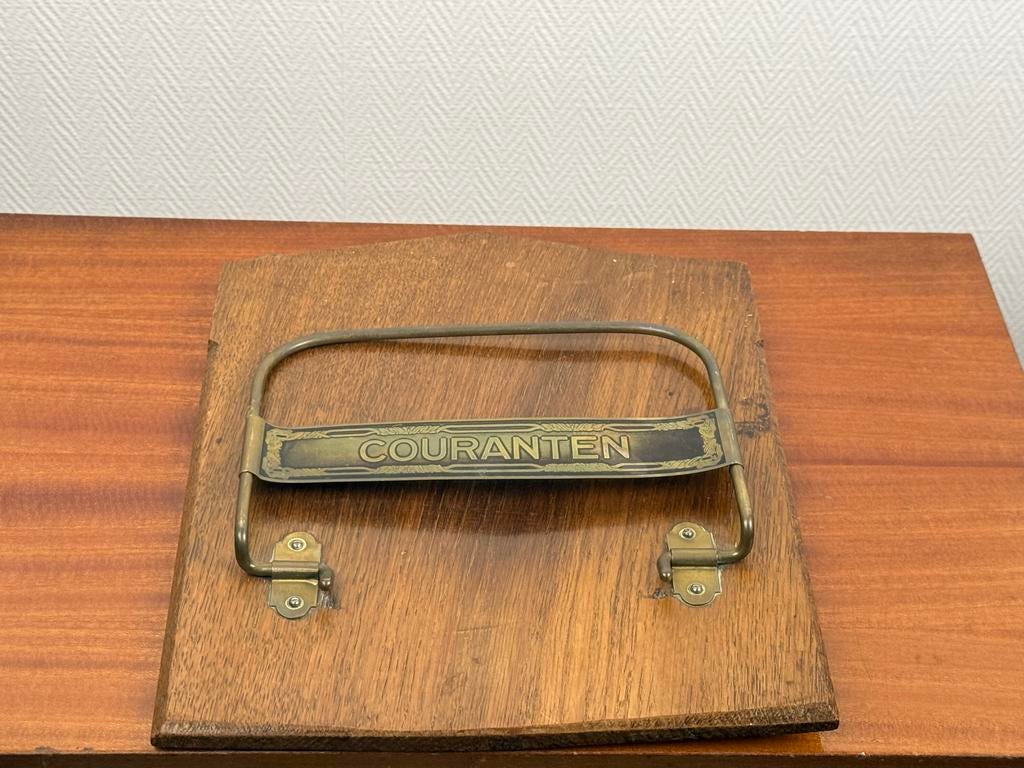 Vintage krantenhouder met 'COURANTEN' inscriptie, Antiek en Kunst, Antiek | Woonaccessoires, Ophalen of Verzenden