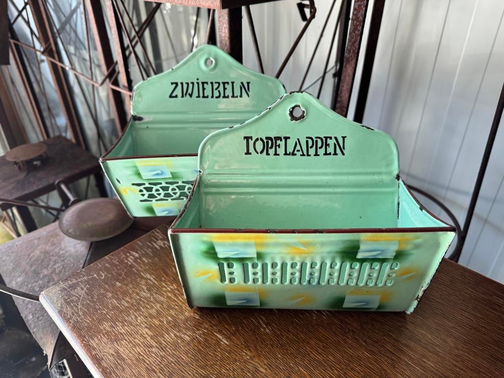 Antieke hangbakjes uien en pannelappen, Ophalen