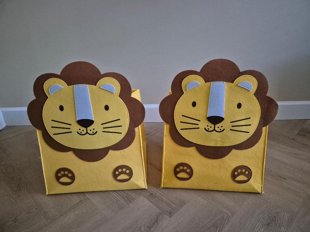 Gele vilten manden leeuw, Huis en Inrichting, Woonaccessoires | Schalen en Manden, Ophalen, Overige materialen, Mand, Vierkant