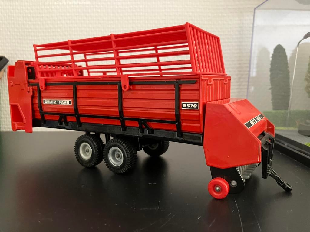 deutz-fahr E570 opraapwagen siku 1:32, Hobby en Vrije tijd, Modelauto's | 1:32, Ophalen of Verzenden, Zo goed als nieuw, Tractor of Landbouw