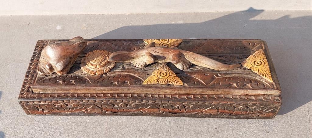Handgesneden houten kistje en stokjes, Antiek en Kunst, Overige typen, Overige onderwerpen, Ophalen of Verzenden, Handgemaakt