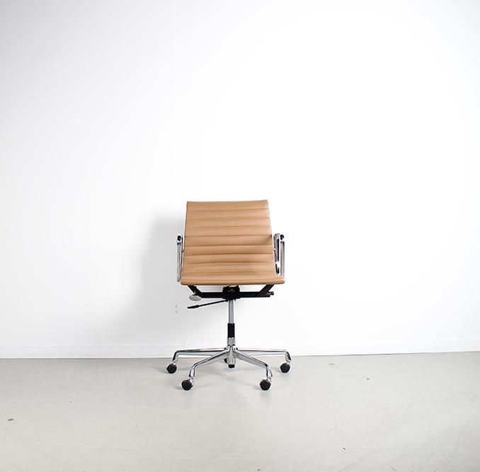 5x Vitra Eames EA 117 Bureaustoel Camel Leer – Aluminium, Niet ingevuld, Niet ingevuld, Ophalen of Verzenden, Zo goed als nieuw