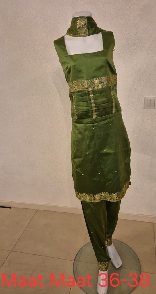Groene Indiase Salwar Kameez met Gouden Details, met sjaal., Nieuw, Ophalen of Verzenden, Maat 36 (S), Boven de knie