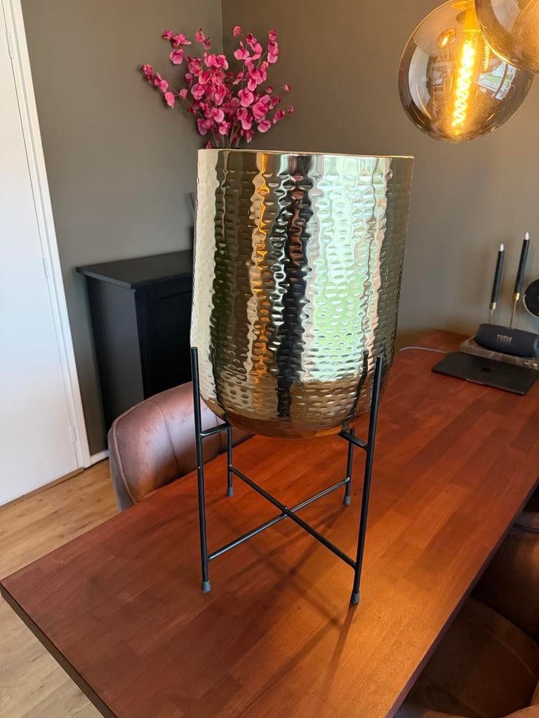 Goudkleurige chique pot op standaard, Ophalen, Overige materialen, Overige kleuren, 50 tot 75 cm