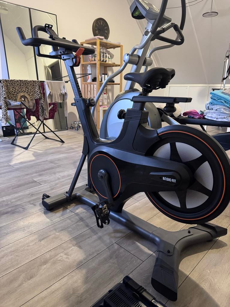 Basic-Fit Smart Bike - Hometrainer, Ophalen, Gebruikt, Metaal, Benen