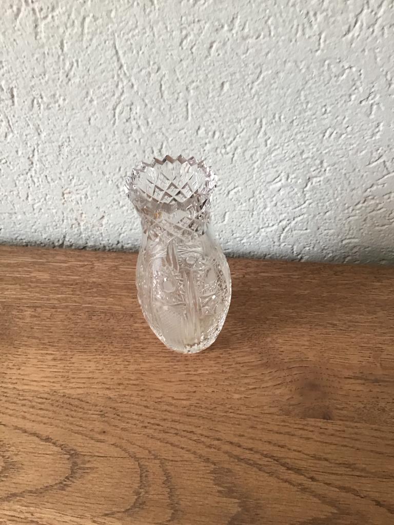 Kristallen vaasje met geslepen patroon, Ophalen