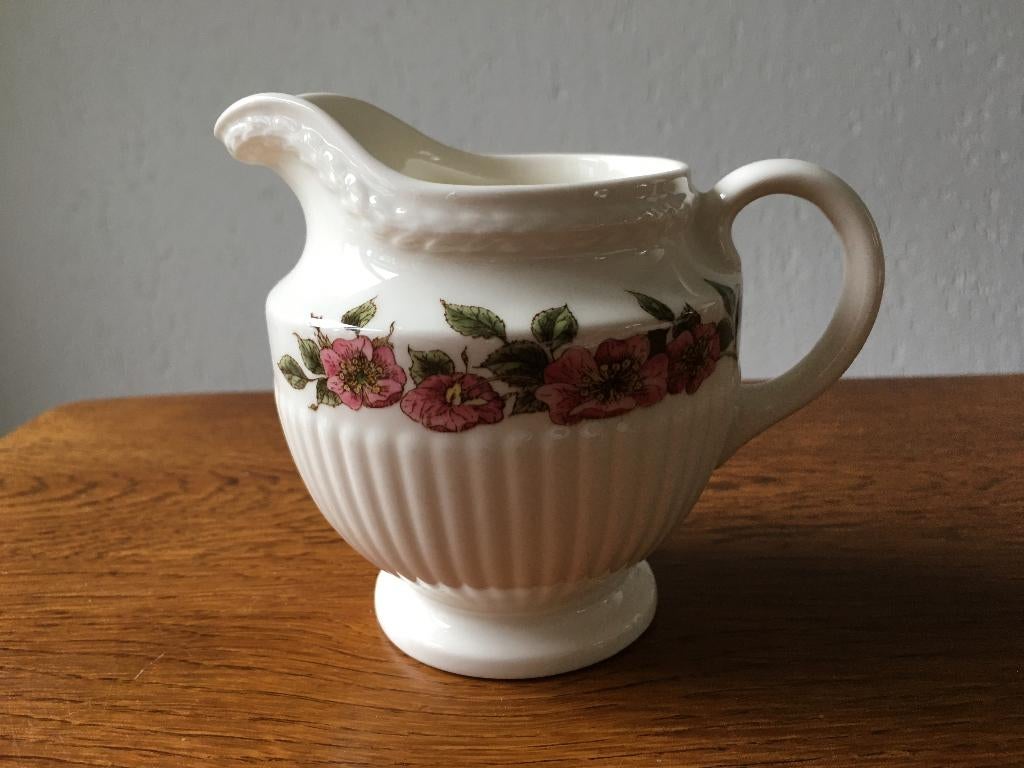 Wedgwood "Briar Rose" Room/Melkkan Nieuw, Nieuw, Ophalen of Verzenden, Bord(en), Overige stijlen