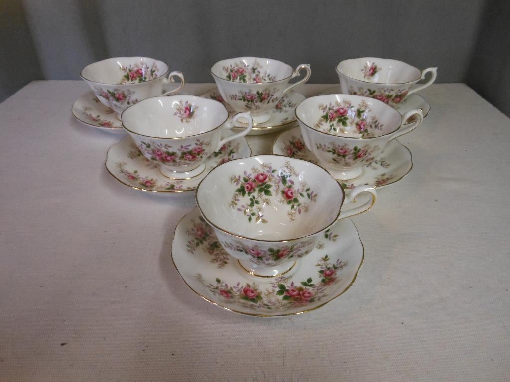 Royal Albert Lavender Rose theekop en schotel, Verzamelen, Porselein, Kristal en Bestek, Ophalen of Verzenden, Zo goed als nieuw