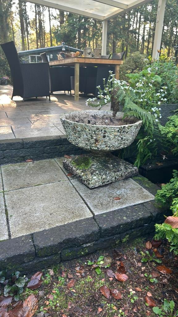 2 Stenen bloembakken met voet, Tuin en Terras, Bloembakken en Plantenbakken, Ophalen, Steen, Gebruikt, Minder dan 60 cm