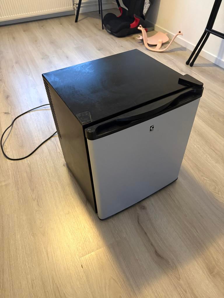 Compacte mini koelkast, Witgoed en Apparatuur, Koelkasten en IJskasten, Ophalen, Minder dan 75 liter, Zonder vriesvak, Gebruikt