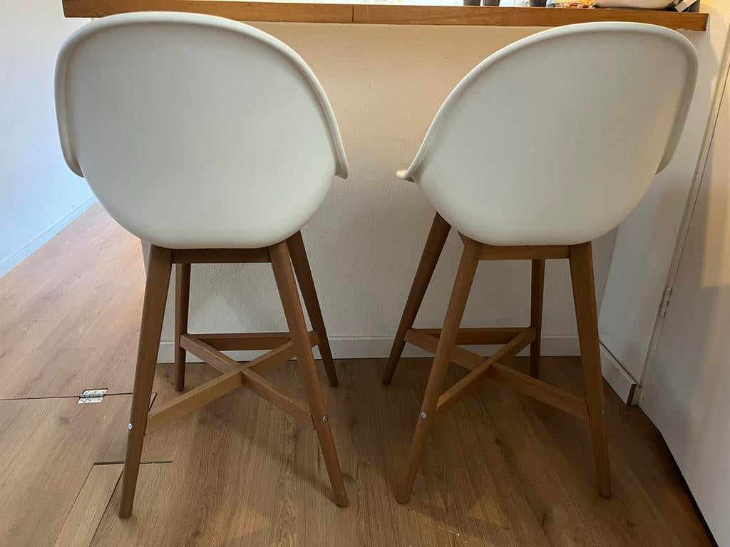 Set van 2 moderne barkrukken wit met houten poten, Ophalen, Met voetsteun, 60 tot 90 cm, Zo goed als nieuw