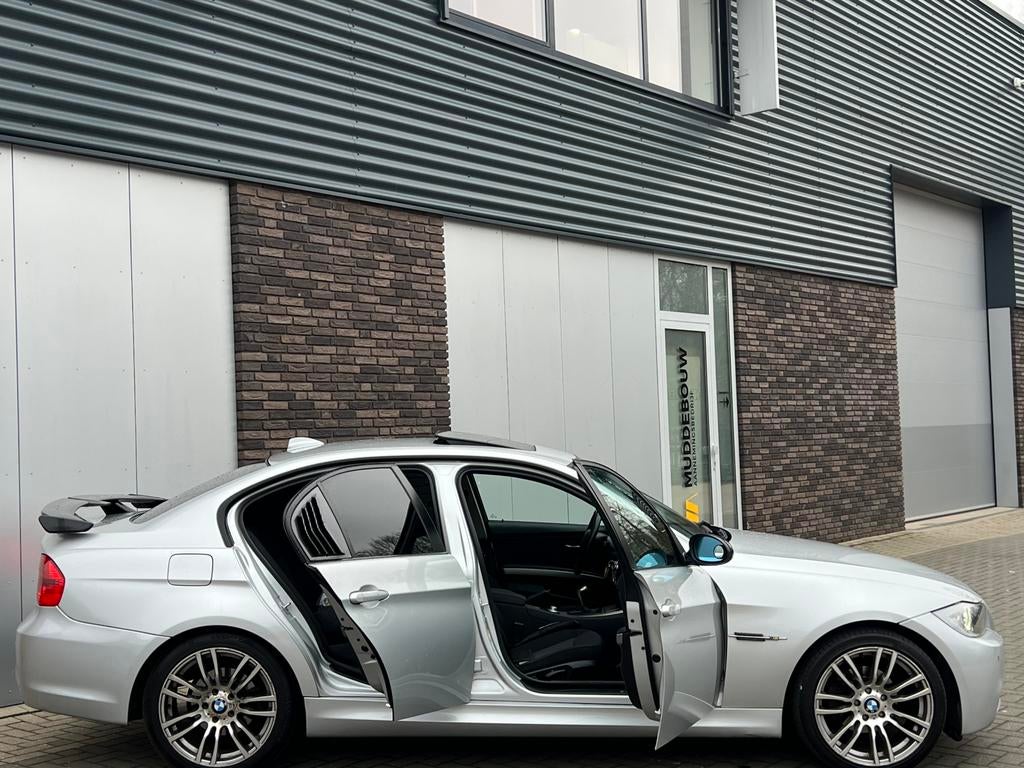 Luxe Grijze BMW 3-Serie 320i E90 M-Performance/SchuifDak/Nav, Auto's, BMW, 1995 cc, 4 cilinders, 14 km/l, Handgeschakeld