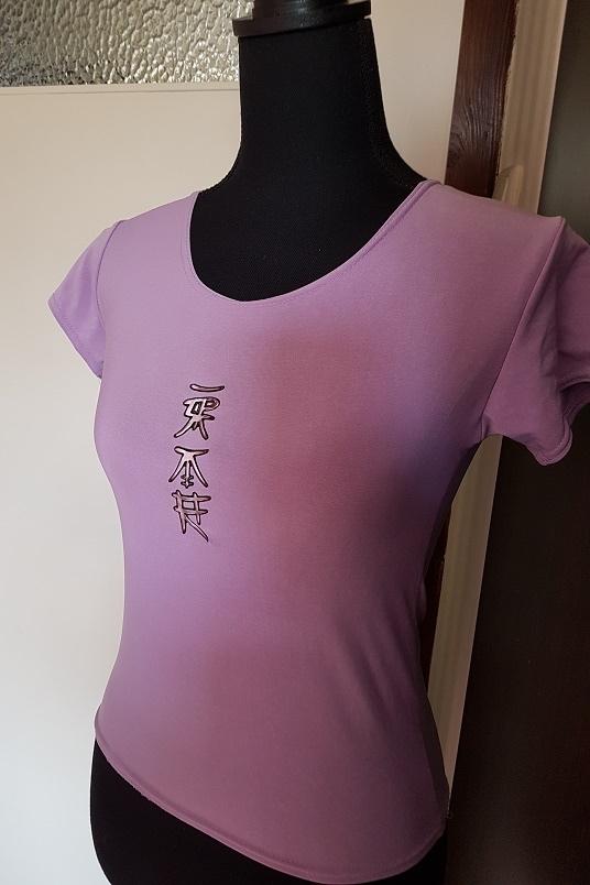 Zgan leuke lila top met Chinese tekens. XS 34 36 rekt mee., Verzenden, Paars, Zo goed als nieuw, Korte mouw