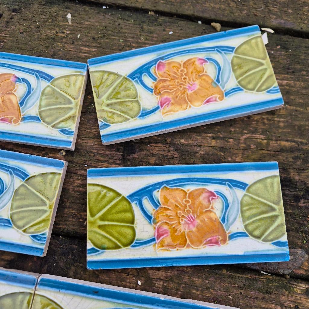 44 antieke randtegels 15x7,5 cm decor in relief, Ophalen
