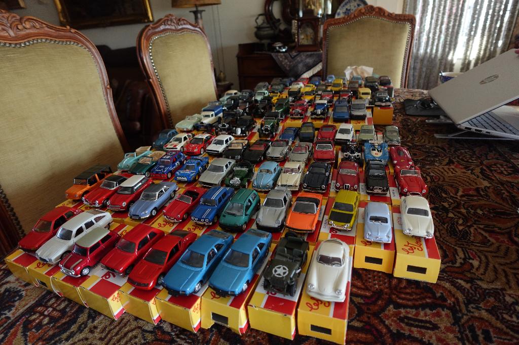 100 STUKS 1;43 MODEL WAGENS IN DOOS  SOLIDO EEN KOOP, Hobby en Vrije tijd, Modelauto's | 1:43, Ophalen of Verzenden, Zo goed als nieuw