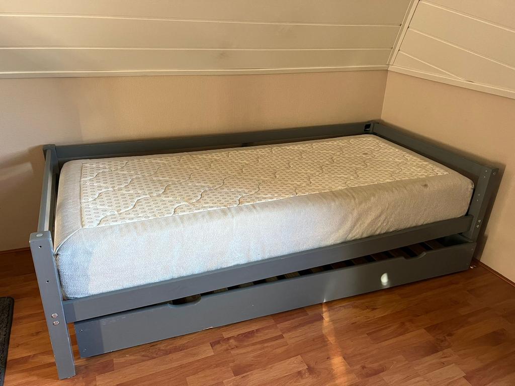 Kinderbed 90x200 met uitklapbaar logeerbed, Kinderen en Baby's, Ophalen, 85 tot 100 cm, Gebruikt, Matras